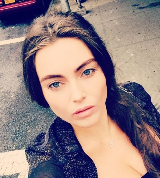 Молодая мама Виктория Крутая впервые вышла в свет после родов