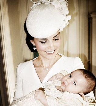 В сети появились первые официальные фото повзрослевшей принцессы Шарлотты