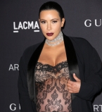 Ким Кардашьян сразу после родов сделает пластическую операцию на животе