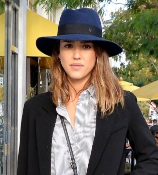 Стильная мама Джессика Альба показала подросших красавиц-дочерей