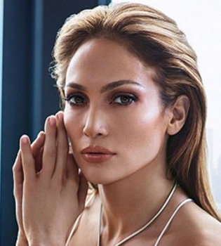 Строго и роскошно: Дженнифер Лопес блистает в рекламе собственной коллекции