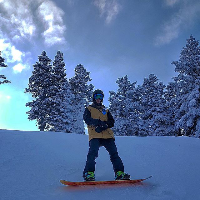 Зима пришла: Джастин Бибер отдыхает на горнолыжном курорте