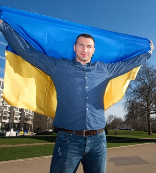 Владимир Кличко с флагом Украины