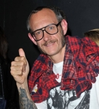 Скандальный Терри Ричардсон опубликовал обнаженное фото своей беременной девушки