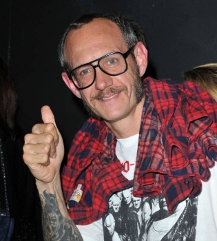 Скандальный Терри Ричардсон опубликовал обнаженное фото своей беременной девушки