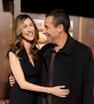 Редкие кадры: Адам Сэндлер блистает на кинопремьере с любимой супругой