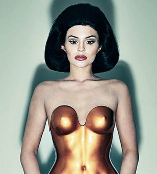 Латексные наряды и обнаженные ягодицы: Кайли Дженнер снялась в провокационной фотосессии