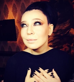 Эпатажно: певица Елка похвасталась ультрамодными аксессуарами