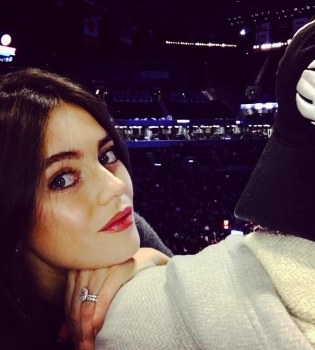 Смело: Виктория Крутая показала живот после родов