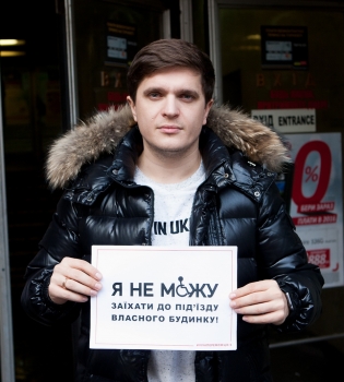 Украинские звезды катались по Киеву в инвалидных колясках