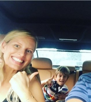 Супермодель Каролина Куркова впервые показала новорожденного сына