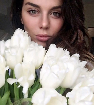 Анна Седокова сменила имидж, став жгучей брюнеткой