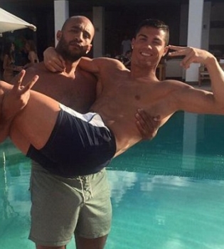 Неожиданно: Криштиану Роналду приписывают роман с голландским боксером