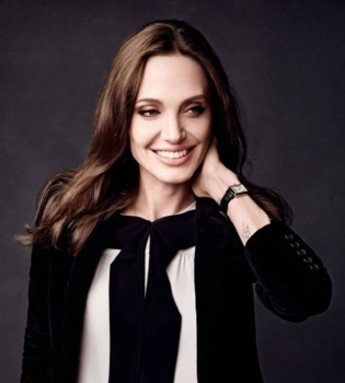 Улыбчивая и счастливая Анджелина Джоли блистает на страницах французского глянца