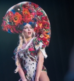 Оля Полякова появилась на сцене на хрустальном коне за 5 тысяч долларов