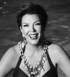 60-летняя мама Ким Кардашьян показала фигуру в купальнике