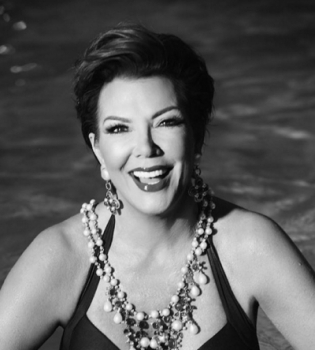 60-летняя мама Ким Кардашьян показала фигуру в купальнике