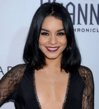 Красотка Ванесса Хадженс обескуражила публику глубоким декольте