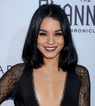 Красотка Ванесса Хадженс обескуражила публику глубоким декольте