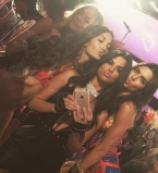 Селена Гомес показала закулисные фото с шоу Victoria&#039;s Secret