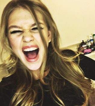 14-летняя дочь Веры Брежневой снялась в романтической фотосессии