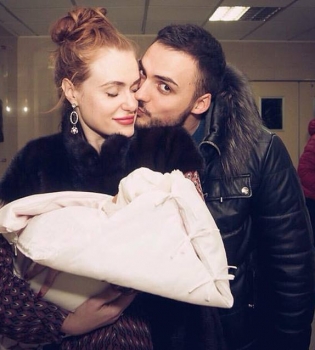 Счастливую маму Славу Каминскую выписали из роддома