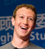 Заботливый папа: Марк Цукерберг показал, как меняет  дочке подгузники