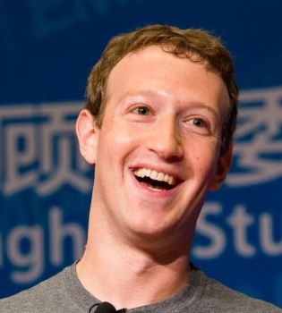 Заботливый папа: Марк Цукерберг показал, как меняет  дочке подгузники