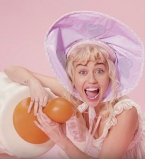 Майли Сайрус в новом клипе предстала в обескураживающем образе