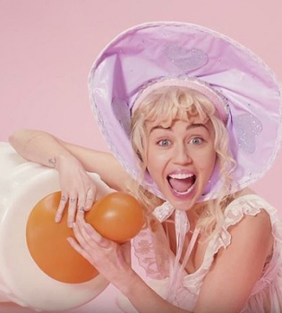 Майли Сайрус в новом клипе предстала в обескураживающем образе