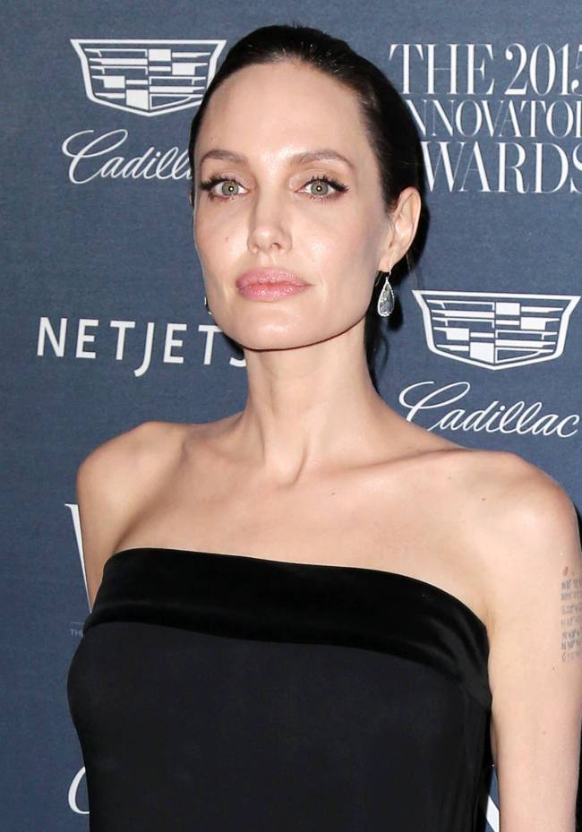Фотофакт: Анджелина Джоли сделала новую таинственную татуировку