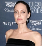 Фотофакт: Анджелина Джоли сделала новую таинственную татуировку