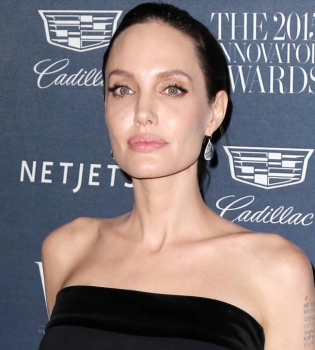 Фотофакт: Анджелина Джоли сделала новую таинственную татуировку