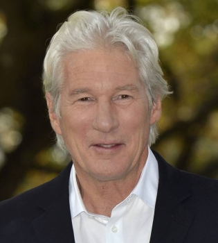 Всегда на высоте: 66-летний Ричард Гир блистает на фотоколле в Риме