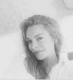 С легким паром: Линдсей Лохан поделилась с поклонниками фото из сауны