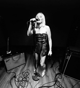 Alloise в новом клипе