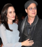 Анджелина Джоли и Брэд Питт посетили блошиный рынок в Камбодже