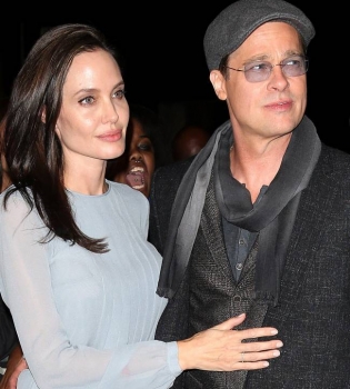 Анджелина Джоли и Брэд Питт посетили блошиный рынок в Камбодже