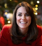 Дух Рождества: Кейт Миддлтон покорила публику в красном наряде Alexander McQueen