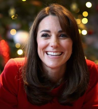 Дух Рождества: Кейт Миддлтон покорила публику в красном наряде Alexander McQueen