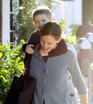 Самая счастливая: Дженнифер Гарнер веселится с маленьким сыном