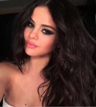 Селена Гомес показала роскошные формы в откровенном бикини