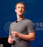 Маленький звездный воин: Марк Цукерберг поделился забавным снимком дочери