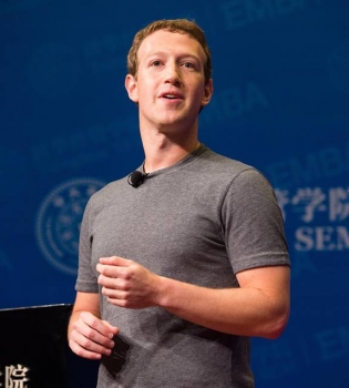 Маленький звездный воин: Марк Цукерберг поделился забавным снимком дочери