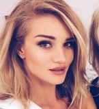 Роузи Хантингтон-Уайтли показала соблазнительную фигуру в рождественской рекламе белья