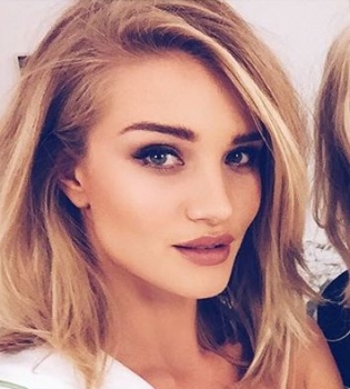 Роузи Хантингтон-Уайтли показала соблазнительную фигуру в рождественской рекламе белья