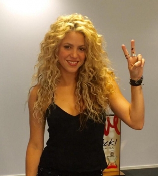 Болеем за папу: Шакира поделилась трогательным фото сына с матча Жерара Пике