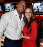 Дуэйн Джонсон поделился умилительным снимком с новорожденной дочерью