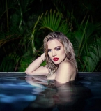 Еще горячее: совершенно голая Хлое Кардашьян позирует у бассейна