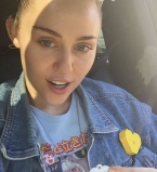 Эпатажная Майли Сайрус растрогала поклонников селфи с мамой